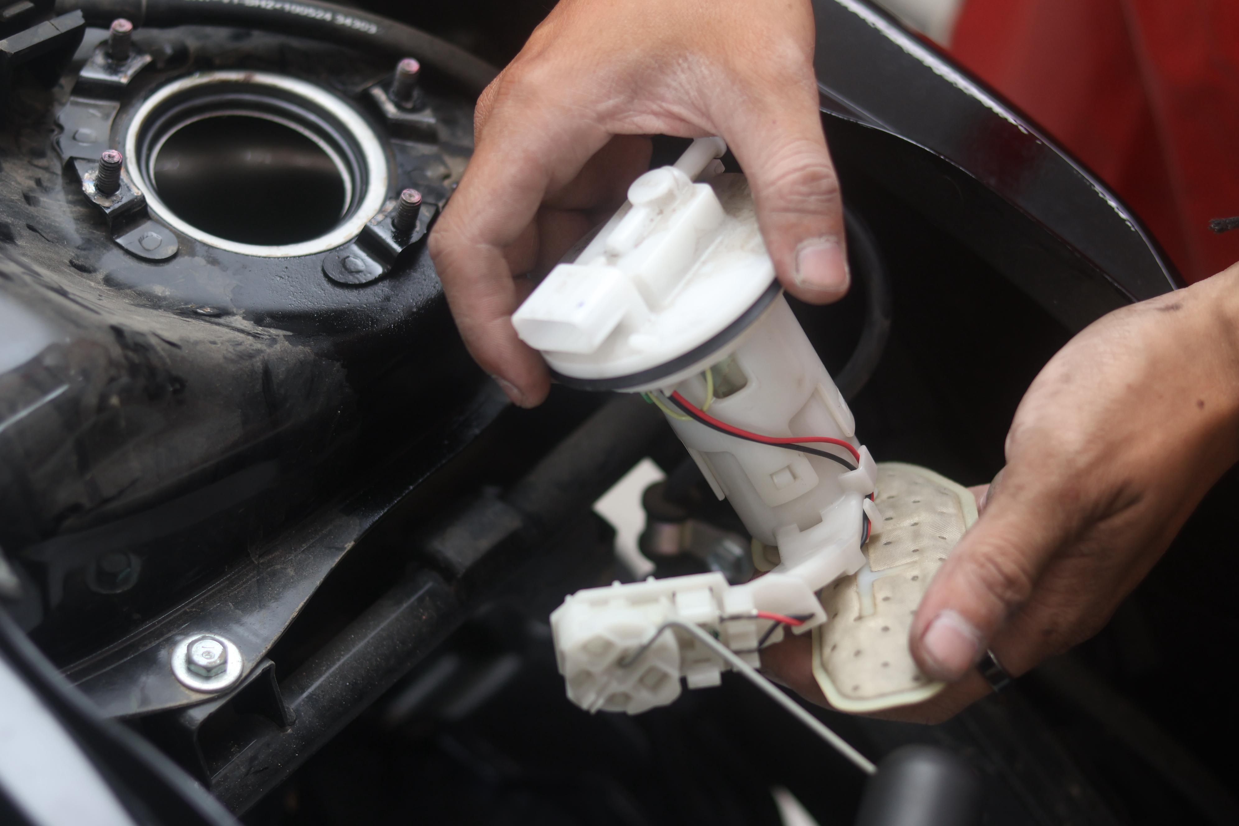 PENANGANANNYA LAMBAT: Salah satu sepeda motor milik pengendara yang brebet tengah ditangani di sebuah bengkel di Balikpapan. (ANGGI PRADITHA/KP)