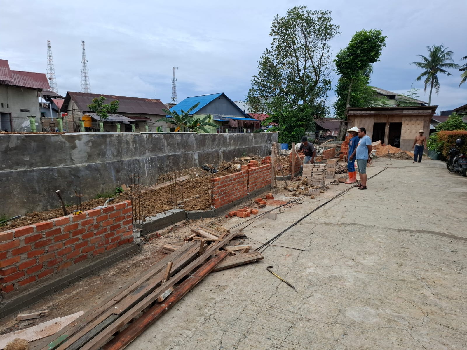 DIBANGUN: Area bantaran sungai di RT 13 Kelurahan Gunung Elai dibuatkan taman untuk mempercantik kawasan.