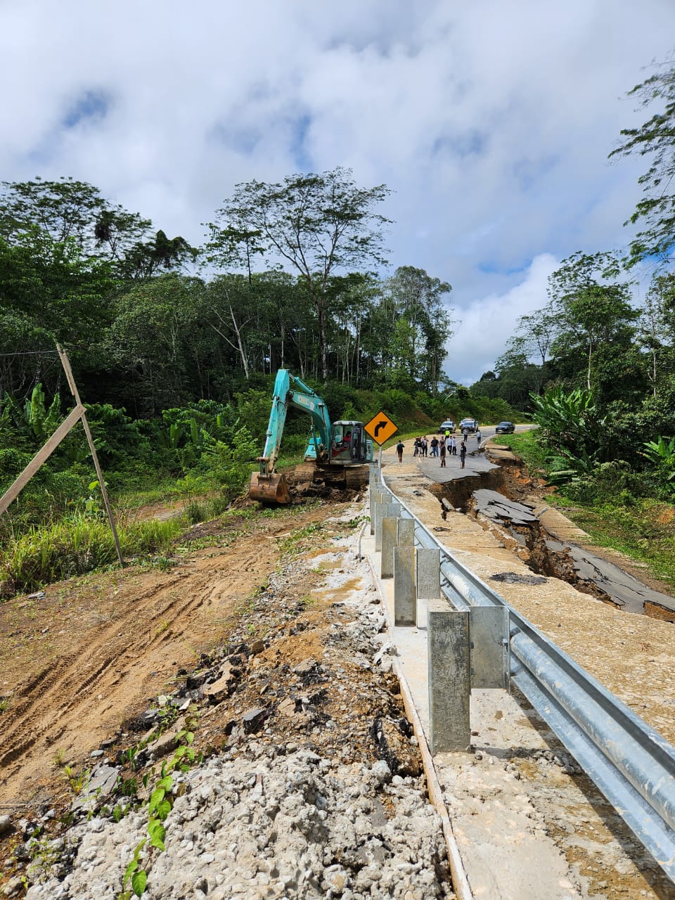 MINTA BANTUAN: Dinas PUPR meminta Perusahaan Jalan PT KJI ikut membantu membuat jalan darurat di sekitar jalan longsor di Mamahak Besar pada Minggu (13/4).