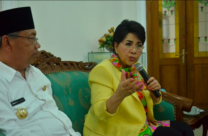Titiek Puspa saat diterima Bupati Temanggung periode 2013-2018 Bambang Sukarno.