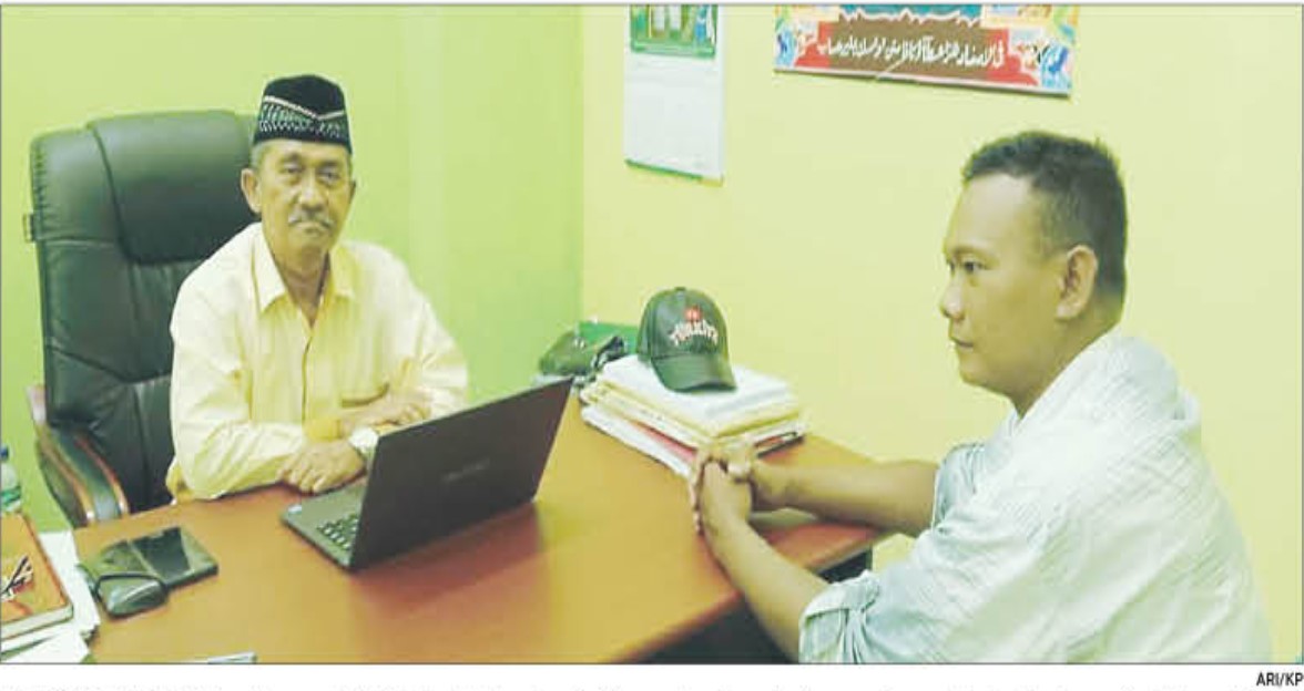 BERI PENJELASAN: Ketua Baznas PPU, Tahmid (kiri) saat menjelaskan posisi utang pihak lain kepada Ketua Aliansi Pemuda PPU, Eko Cahyo Riswanto.