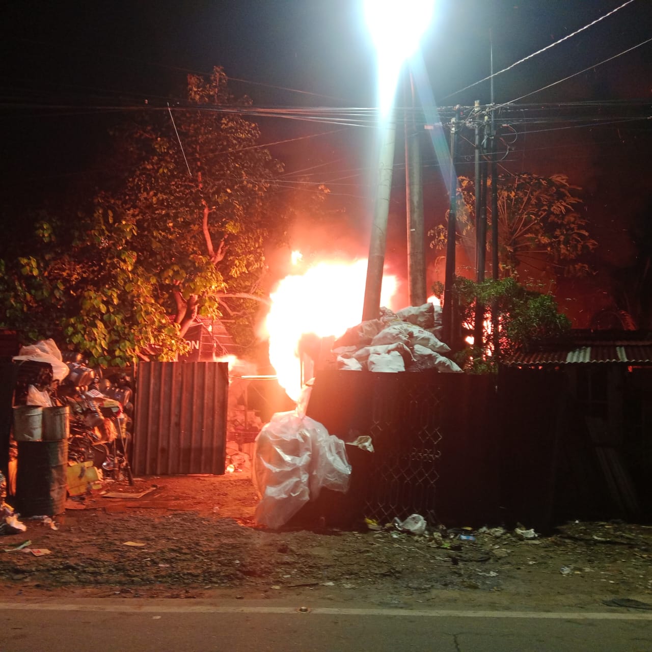 TERBAKAR: Bangunan bedeng dan tumpukan barang bekas Kelurahan Sepinggan, Balikpapan Selatan, terbakar Sabtu (12/4) dini hari pukul 02.00 Wita.