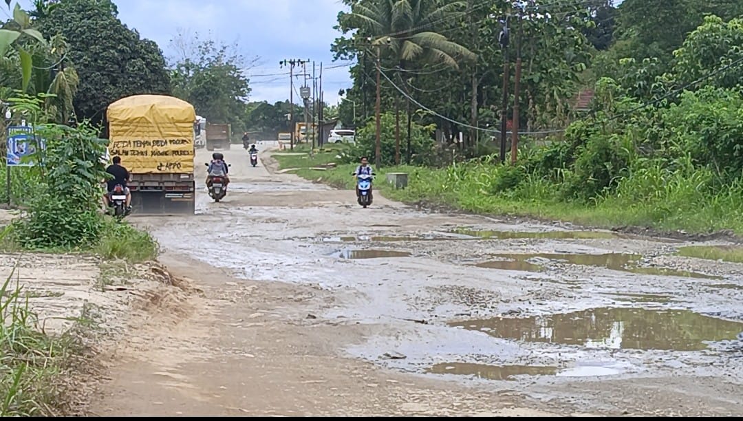 Kondisi jalan Trans Kalimantan tepatnya di kawasan Jengan Danum kecamatan Damai. (SUNARDI/KP)
