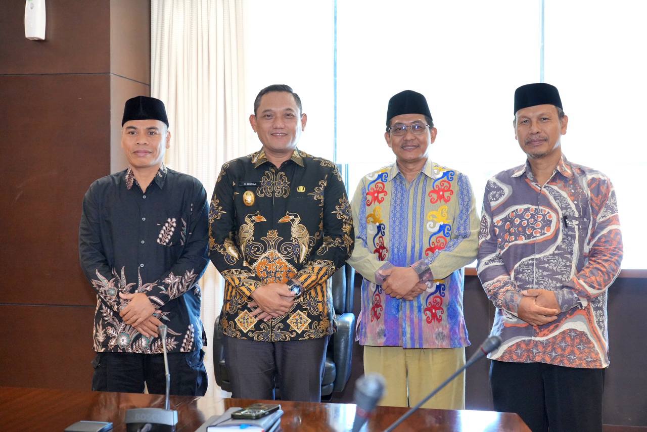 SILATURAHMI: Seno Aji (dua kiri) saat menerima kunjungan dari Prof Zurqoni, Prof Muhammad Nasir, dan Prof Zamroni. (HUDA/ADPIMPROV KALTIM)
