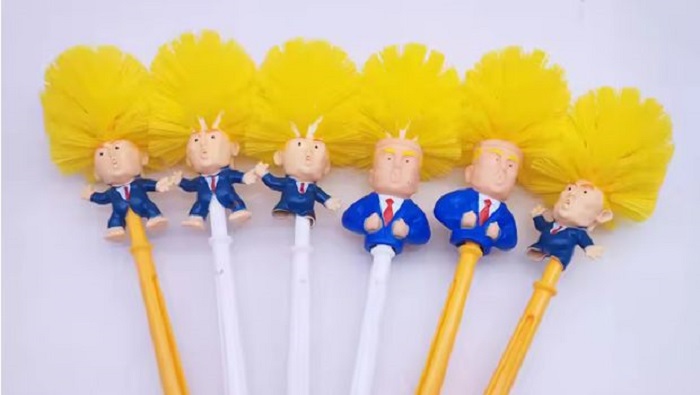 Sikat toilet berbentuk Donald Trump bikin heboh netizen dan laris manis di toko online China.