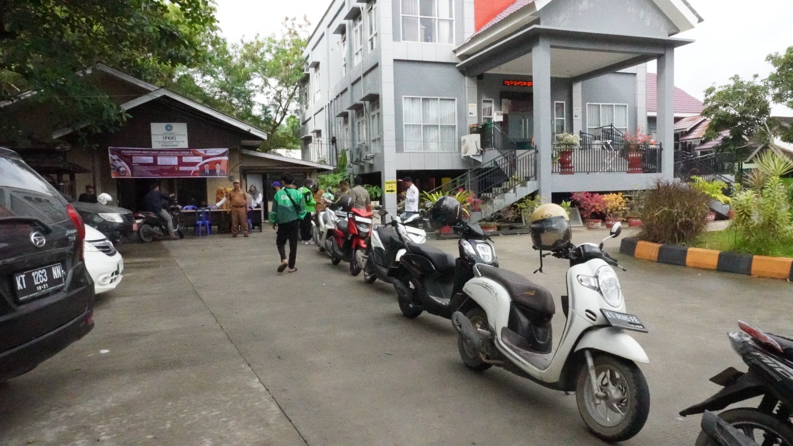 BANTUAN: Posko bantuan uang tunai dari Pemkot Samarinda yang ditujukan bagi masyarakat terdampak kerusakan kendaraan akibat dugaan kualitas BBM, diserbu warga. (FOTO/EKO PRALISTIO)