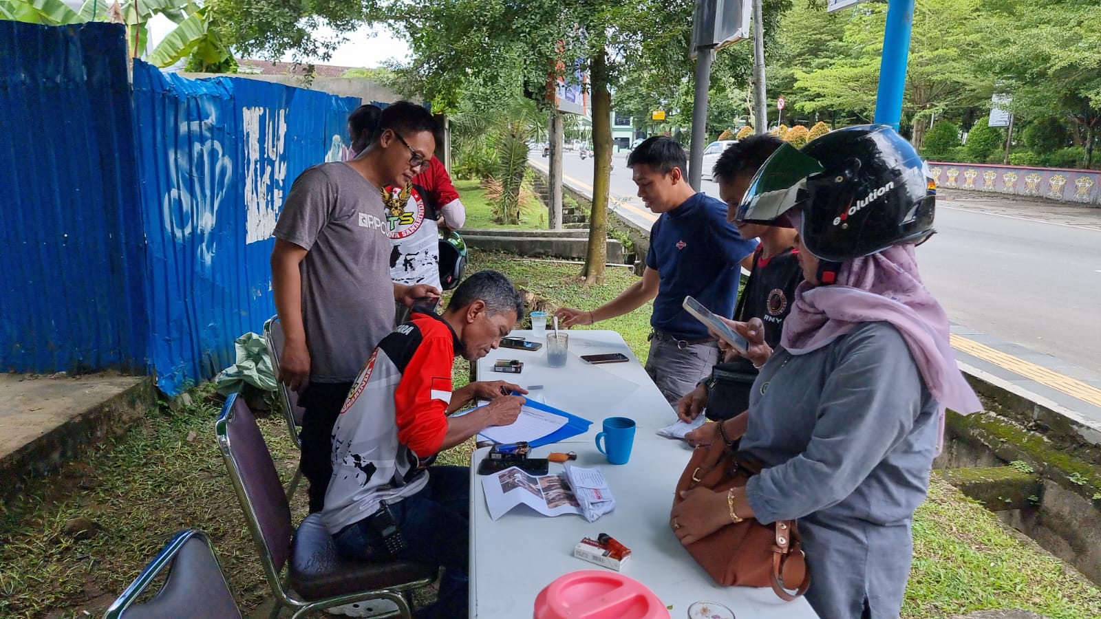 RELAWAN: Tak hanya masyarakat umum, sejumlah relawan di Samarinda juga mengalami kerusakan kendaraan usai mengisi bahan bakar di beberapa SPBU di Samarinda. (FOTO/EKO PRALISTIO)