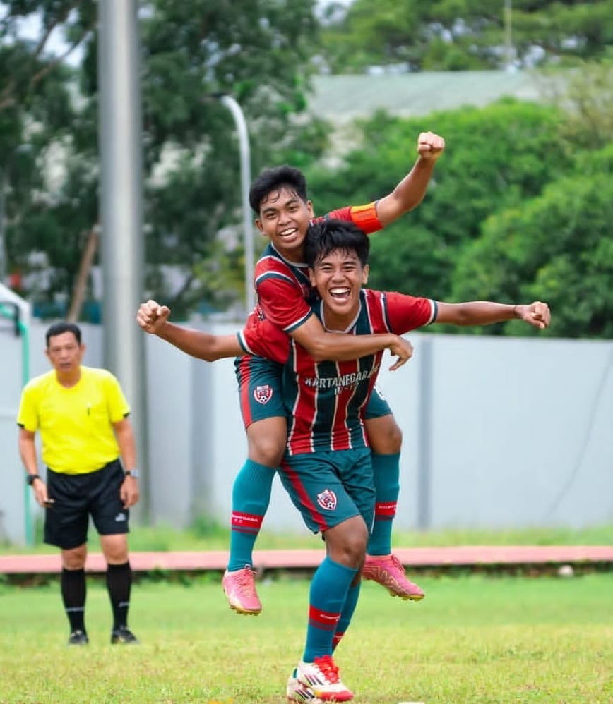 Pemain Kartanegara FC melakukan selebrasi setelah mencetak gol ke gawang Harbi x Gaib di partai final Playmaker Cup U-17.