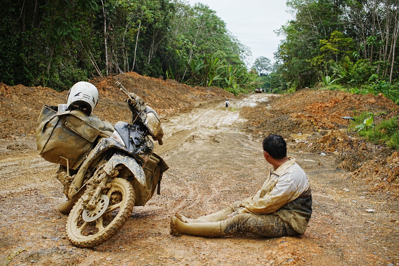 LELAH: Seorang pengguna jalan dengan kendaraan roda duanya, usai menginap di hutan melepas lanjut melepas Lelah melewati ruas jalan Long Hubung - Long Gelawang, Senin (14/4).