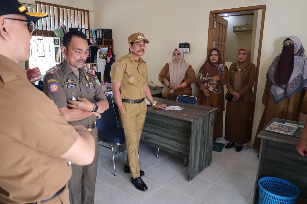 BERI SANKSI: Waris Muin melakukan sidak di beberapa kelurahan. Dia tegas terhadap ASN atau THL yang tidak disiplin.