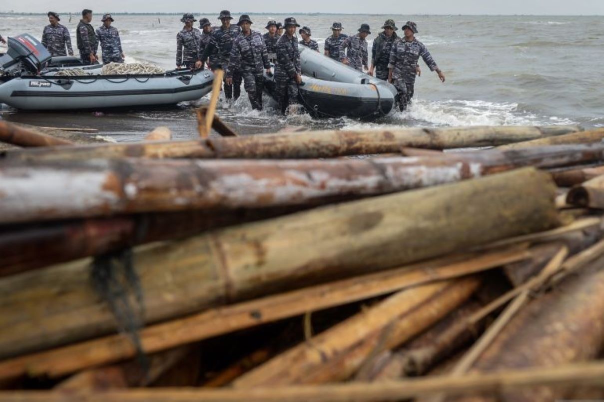 Ilustrasi pencabutan pagar laut oleh TNI AL di Pantai Tanjung Pasir, Kabupaten Tangerang, Banten.