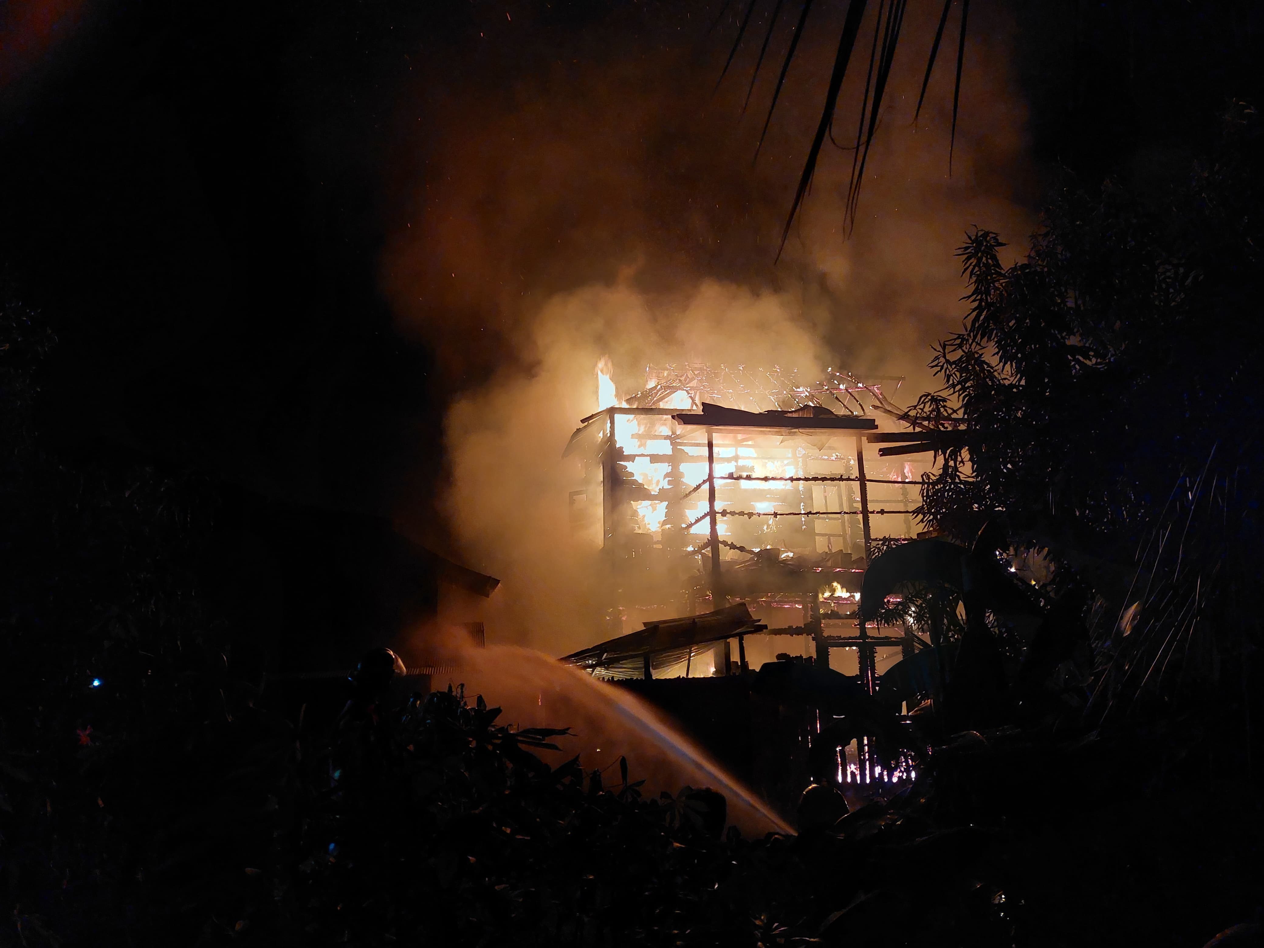 KEBAKARAN: Api melalap habis rumah dua lantai di Jalan Jelawat, RT 21, Kelurahan Timbau, Tenggarong, pada Selasa (15/4) dini hari.  &nbsp;