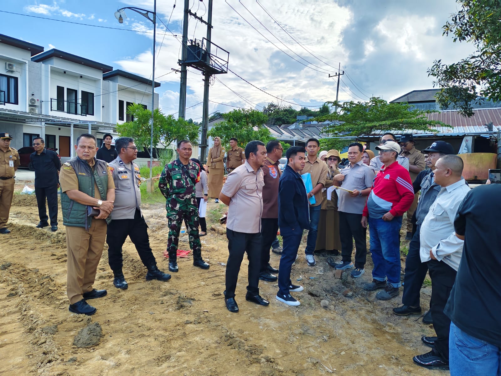 SIDAK: Camat Balikpapan Tengah Agung Budi Wibowo (topi hitam) mendampingi rombongan Komisi III DPRD Balikpapan dalam inspeksi mendadak ke Perumahan Pesona Khatulistiwa, Kelurahan Sumber Rejo.