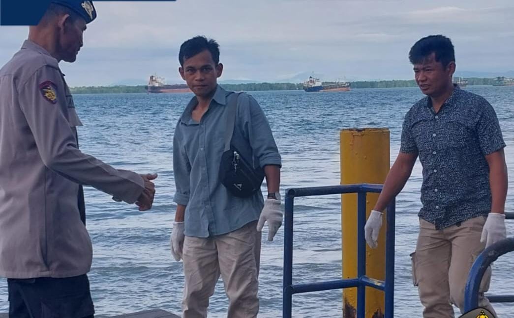 SERUKAN: Personel menyerukan awak kapal agar segera melapor ketika terjadi pencurian.