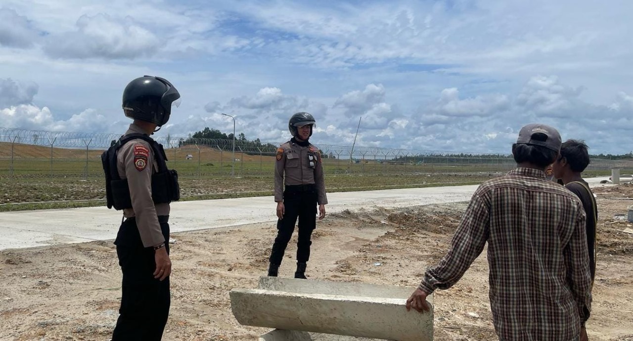 PANTAU KAMTIBMAS. Selain memantau kondisi kamtibmas di IKN, patroli beri edukasi pada pekerja.