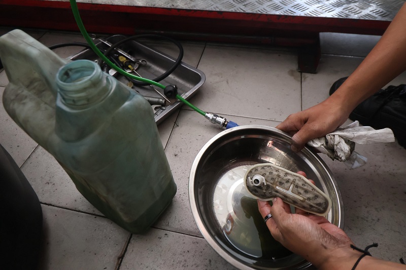 BIKIN JENGKEL: Mekanik membersihkan filter motor yang mengalami brebet.