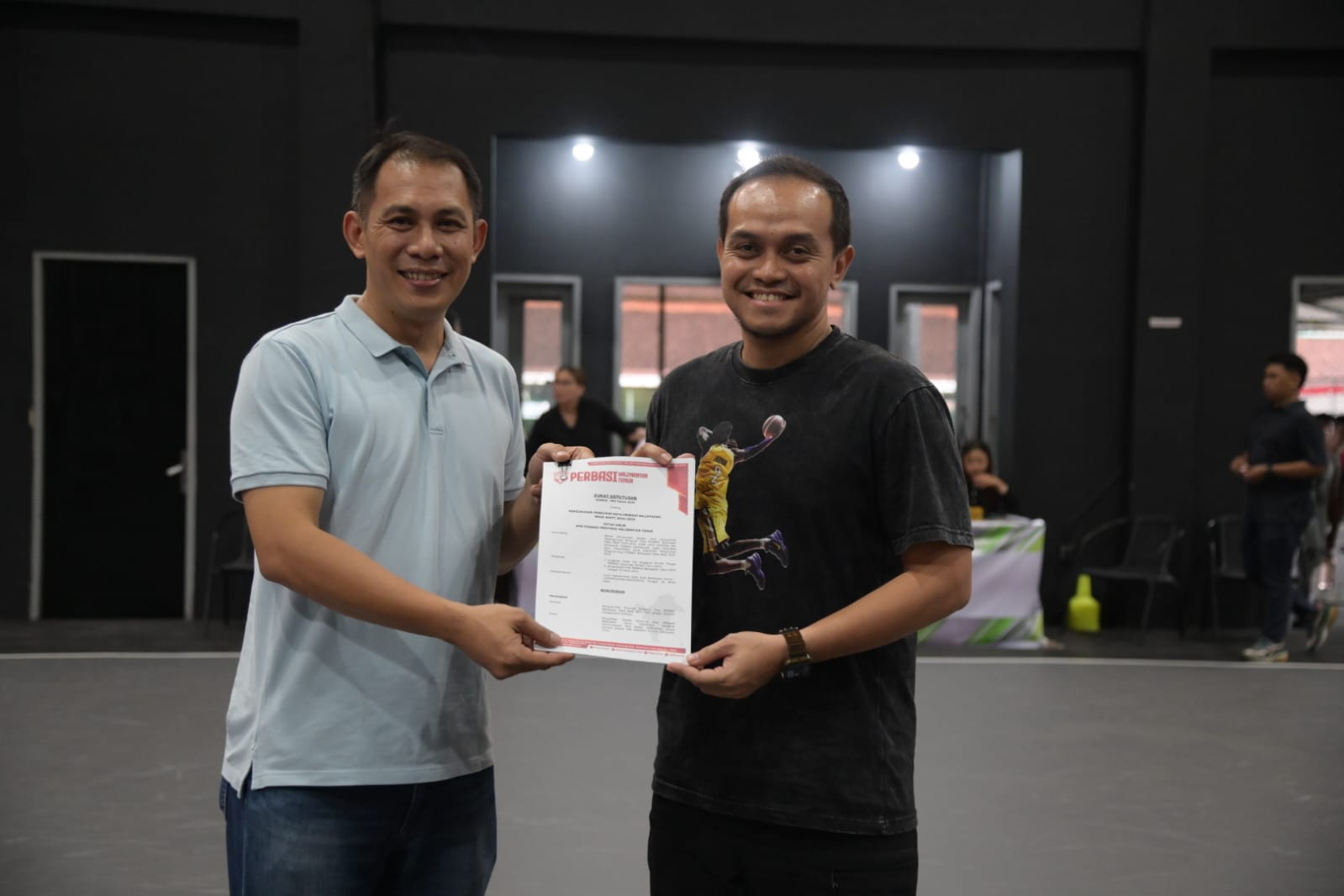 Prihandoko Triswiyanto (kanan) menerima SK dari Pengprov Perbasi Kaltim, Minggu (13/4/2025).