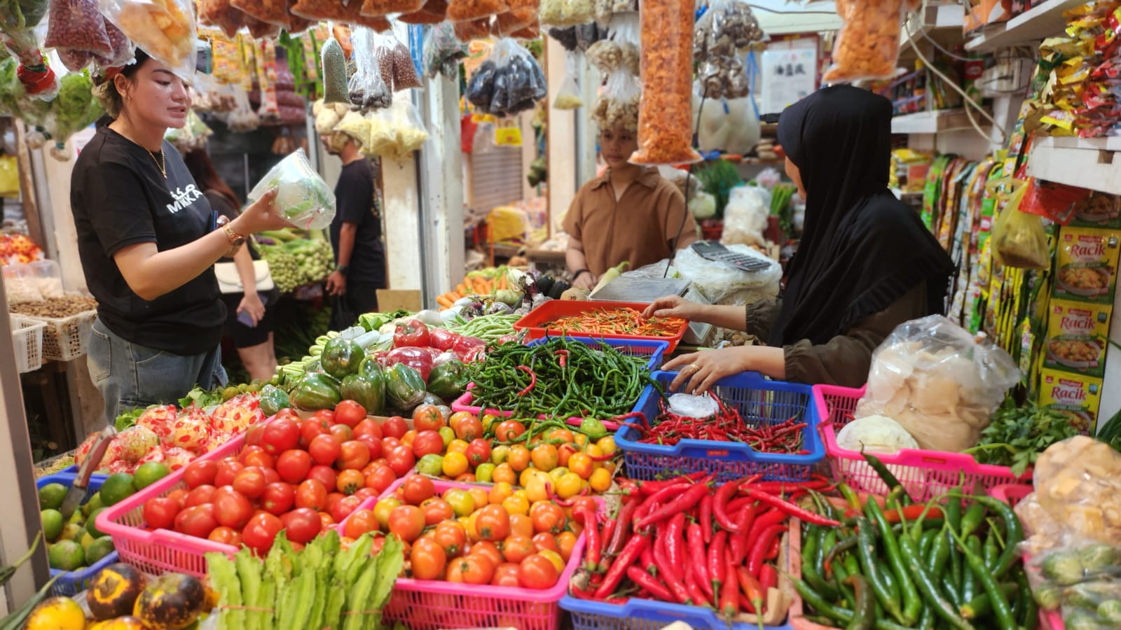 Ilustrasi. Aktivitas belanja warga di Pasar Klandasan Balikpapan saat harga bahan makanan dan kebutuhan rumah tangga mulai merangkak naik.
