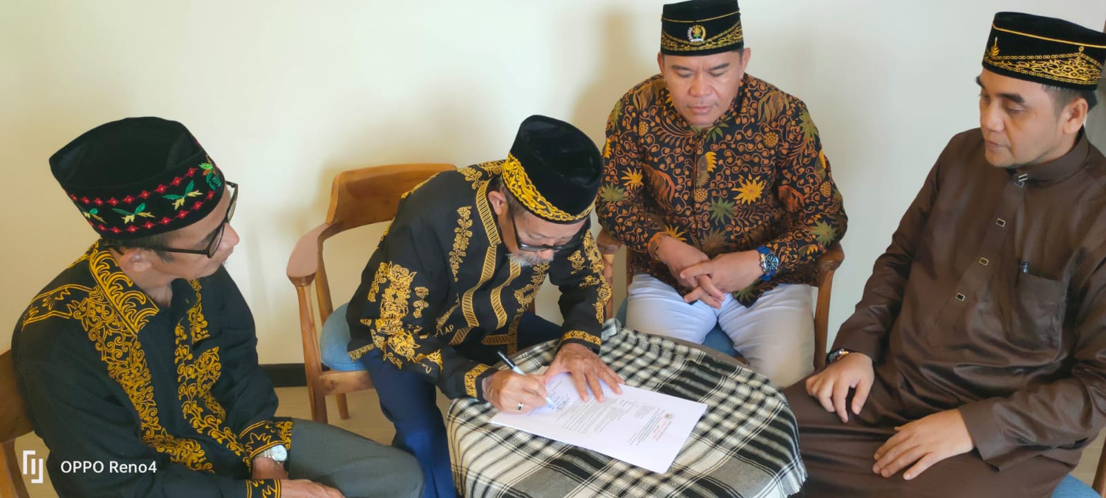 AMBIL ALIH: Pemangku Adat Paser, H. Aji Muhammad Natsir, meneken surat keputusan pengambilalihan seluruh kepengurusan LAP mulai dari tingkat pusat hingga wilayah.