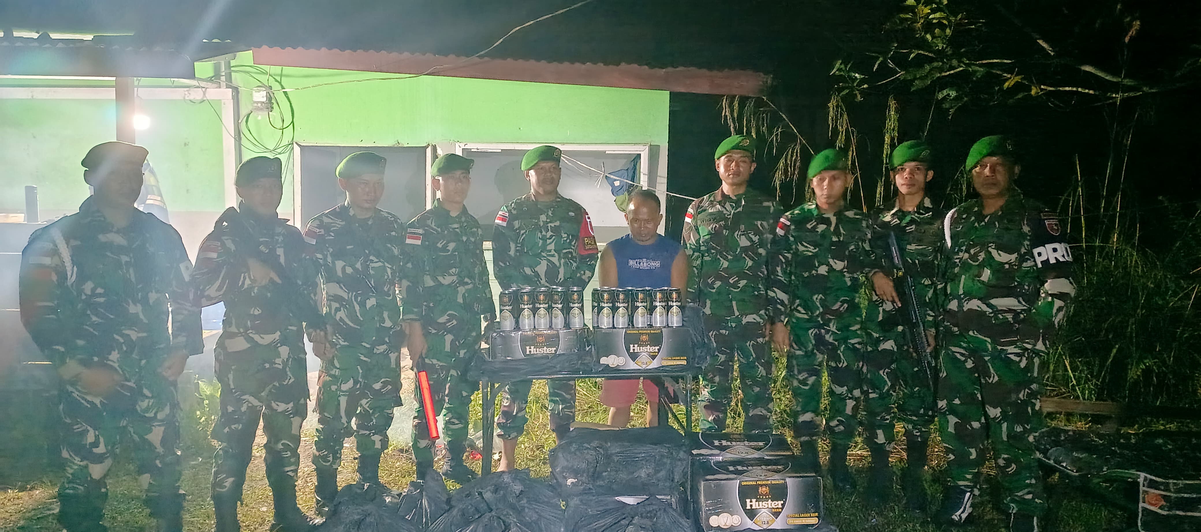 Satgas Pamtas RI&ndash;Malaysia Yonzipur 8/SMG yang mengungkap kasus peredaran miras ilegal di perbatasan