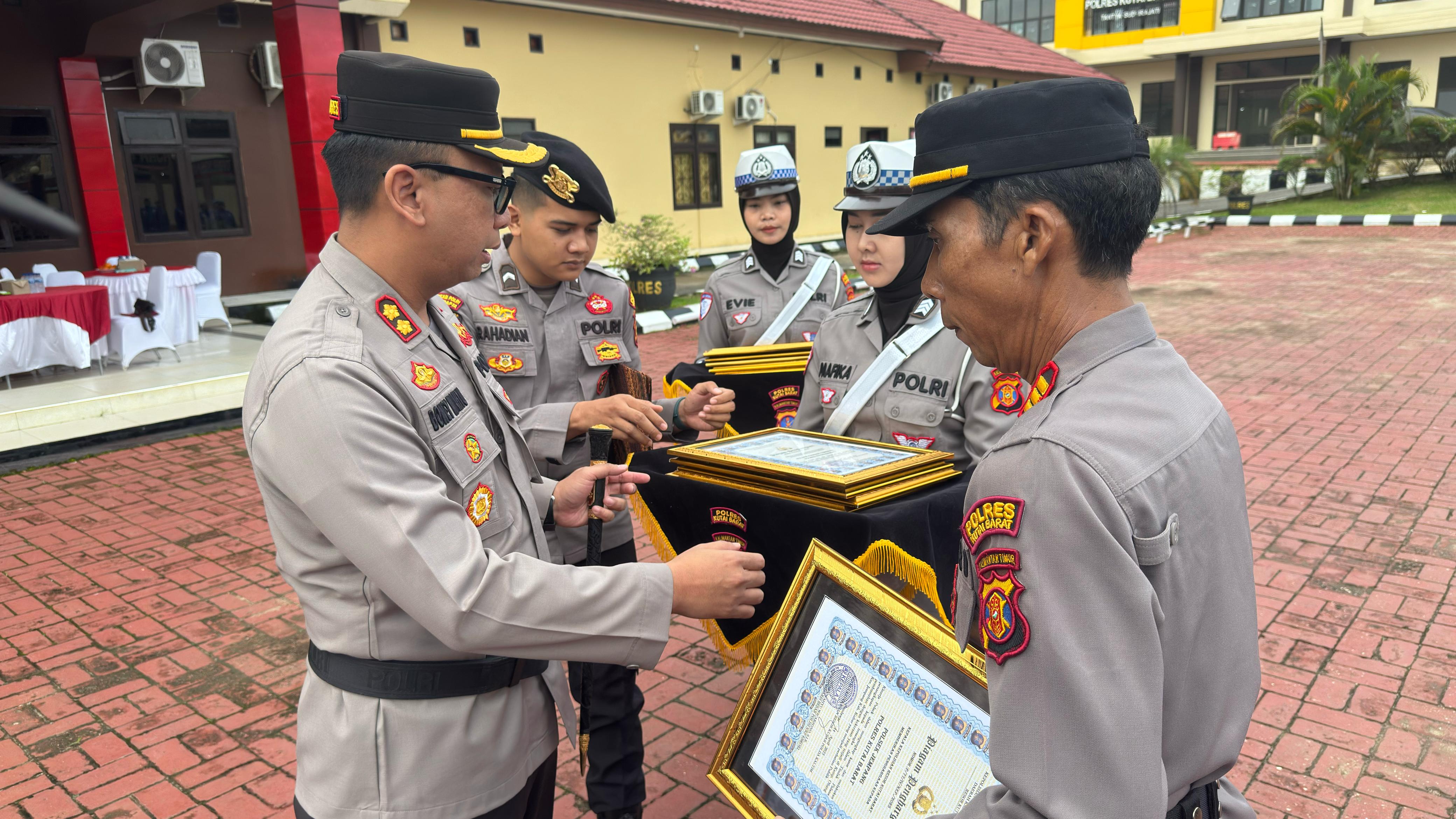 SEBAGAI MOTIVASI: AKBP Boney Wahyu Wicaksono saat menyerahkan piagam penghargaan kepada AKP Sunarto.