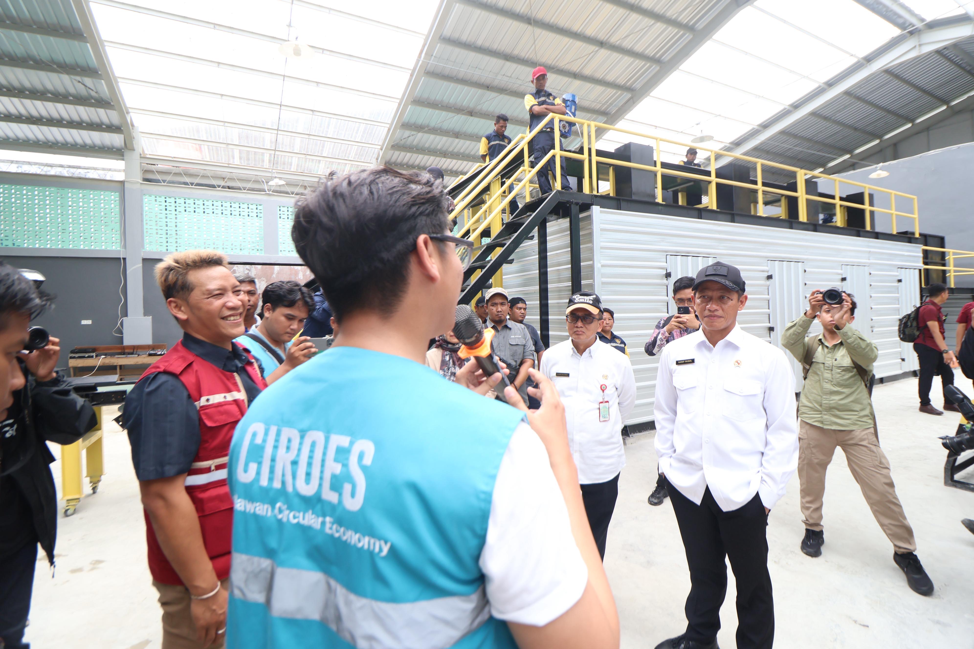 Menteri Lingkungan Hidup Hanif Faisol Nurofiq mengajak semua pihak berperan dalam penanganan sampah.