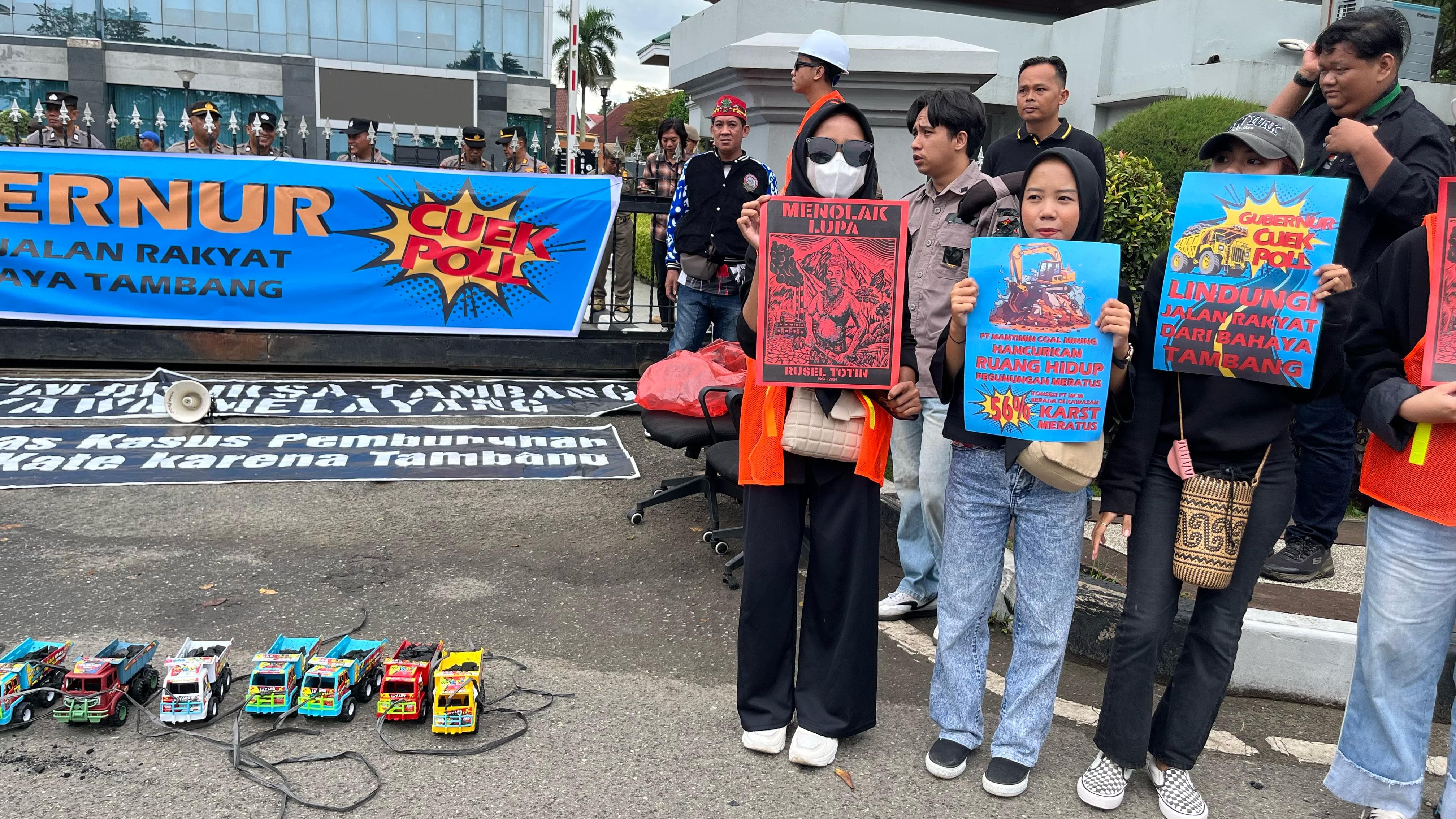 Koalisi masyarakat sipil kembali berunjuk rasa di depan Kantor Gubernur Kaltim, Selasa (15/4/2025). Mereka menuntut komitmen aparat penegak hukum dan Pemprov Kaltim. (FOTO: BAYU)