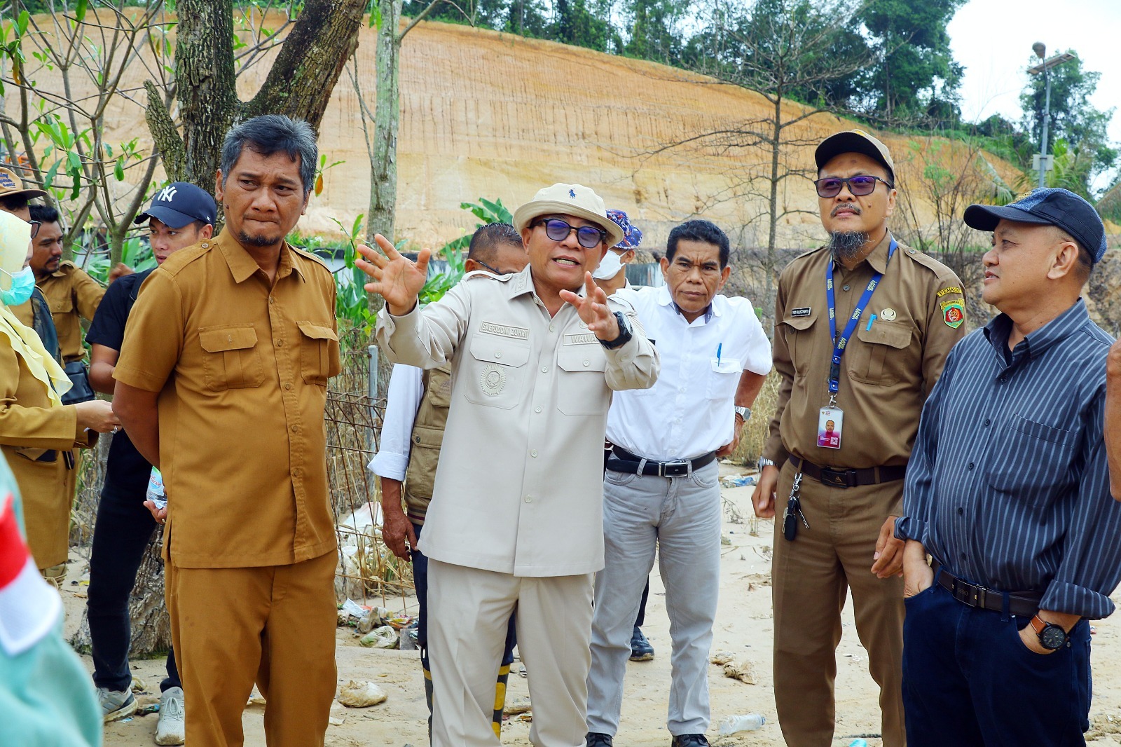 GERAK CEPAT: Saefuddin Zuhri (tengah) berdiskusi mencari solusi penanganan air lindi TPA Sambutan, dalam tinjauan lapangan, Selasa (15/4). (FOTO: IST)