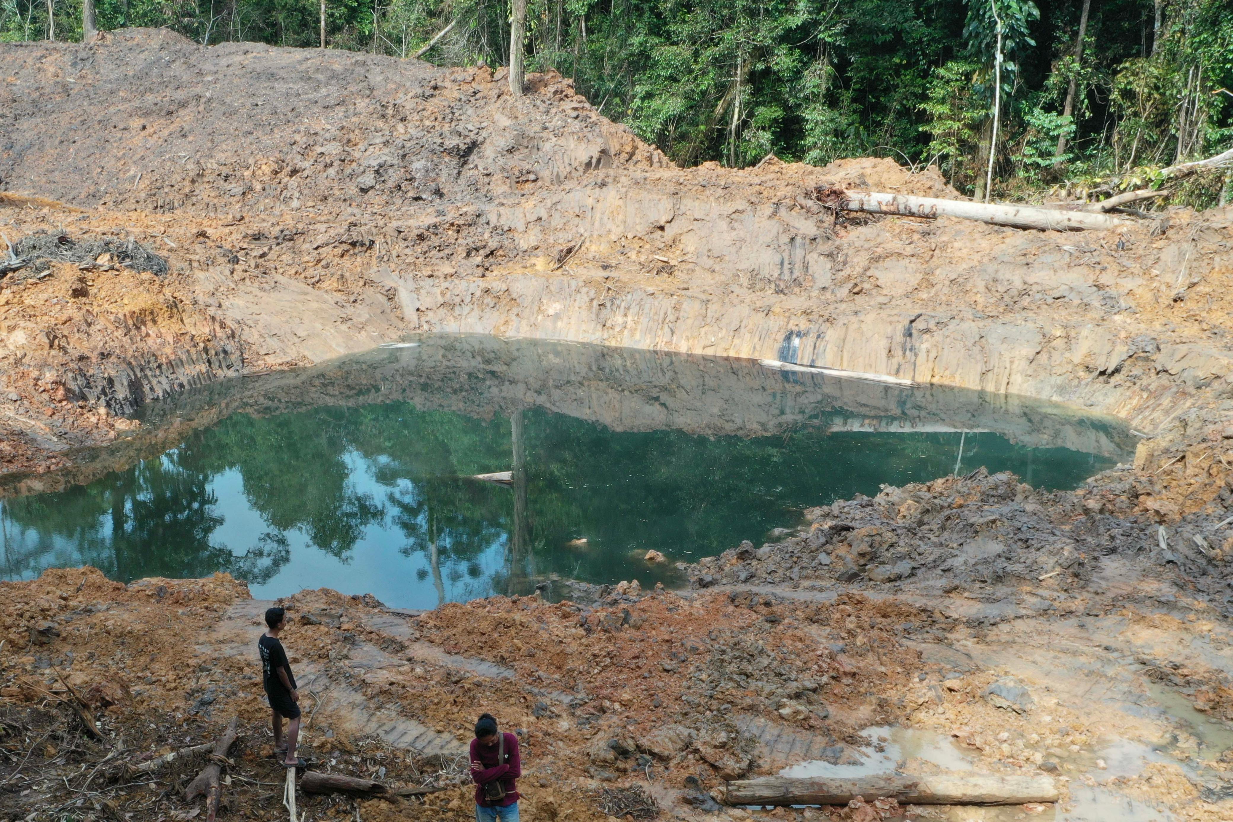 ADA KOLAM: Aktivitas perambahan KHDTK Unmul di daerah Tanah Merah, Kecamatan Samarinda Utara, menjadikan lingkungan rusak, ditambah muncul kolam yang bisa membahayakan bagi siapa saja. (KALTIM POST)