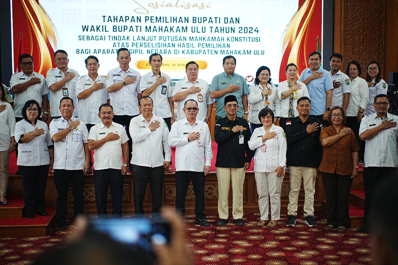 MOMEN BERSAMA: Sekda Mahulu Stephanus Madang bersama jajaran KPU Mahulu dan PNS di lingkungan setkab, Rabu (16/4).