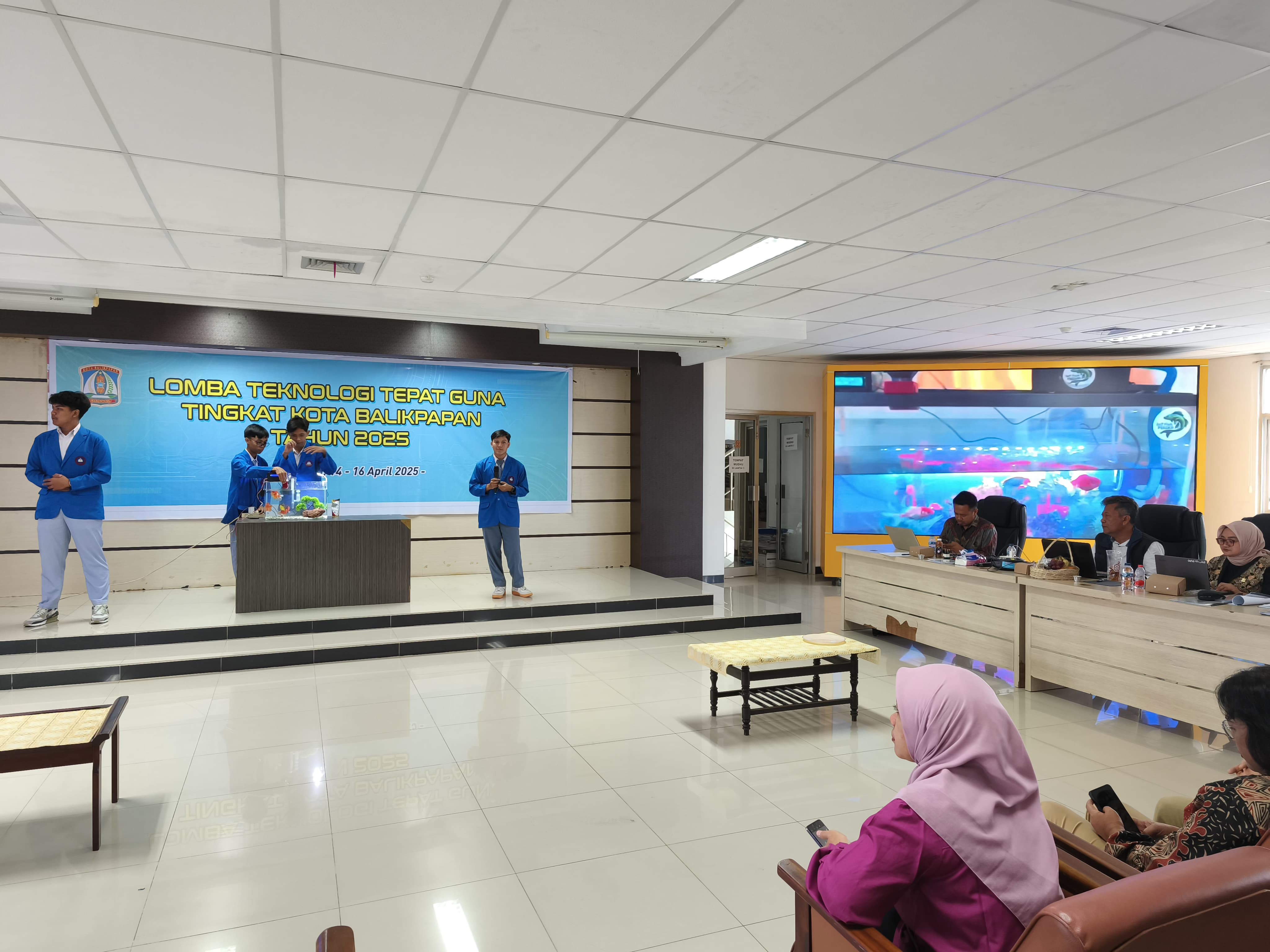 Peserta TTG kategori inovasi SMA Patra Dharma menampilkan alat Pakan Ikan Otomatis Berbasis IoT.