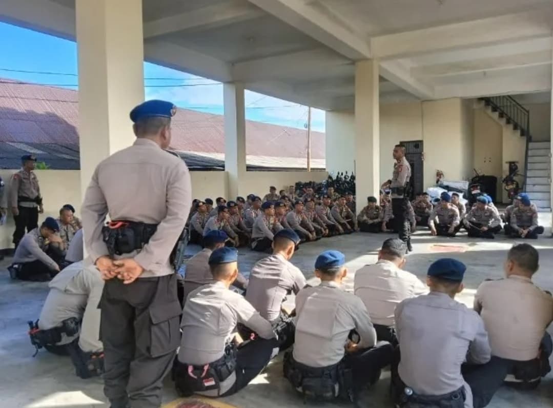 PEMBEKALAN. Sebelum bertugas pengamanan PSU, pasukan Brimob mendapatkan pembekalan terkait pemahaman hukum.