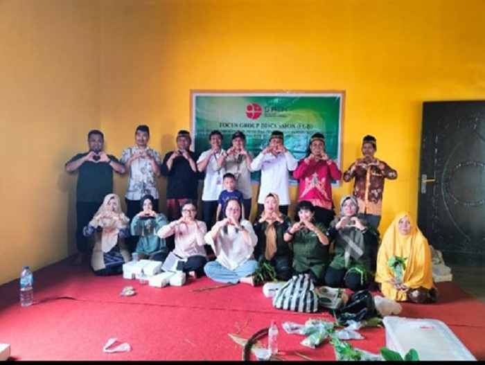 RISET: Tim BRIN saat melakukan FGD bersama tokoh adat Paser dalam kaitan riset mendalam tentang tetumbuhan obat, mitos, tradisi lisan, dan etnomedisin komunitas adat Paser.