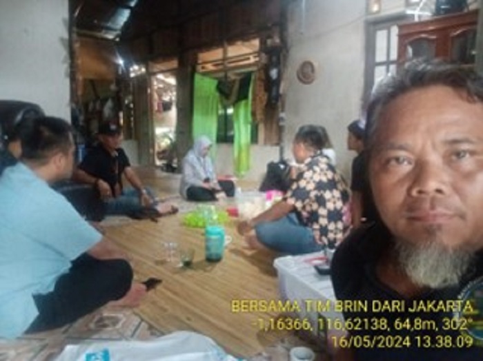 BUKUKAN: Tokoh adat Paser, Paidah Riansyah (kanan) yang telah membukukan pengobatan tradisional agar tidak punah, dan bisa diterapkan untuk praktik pengobatan alternatif.