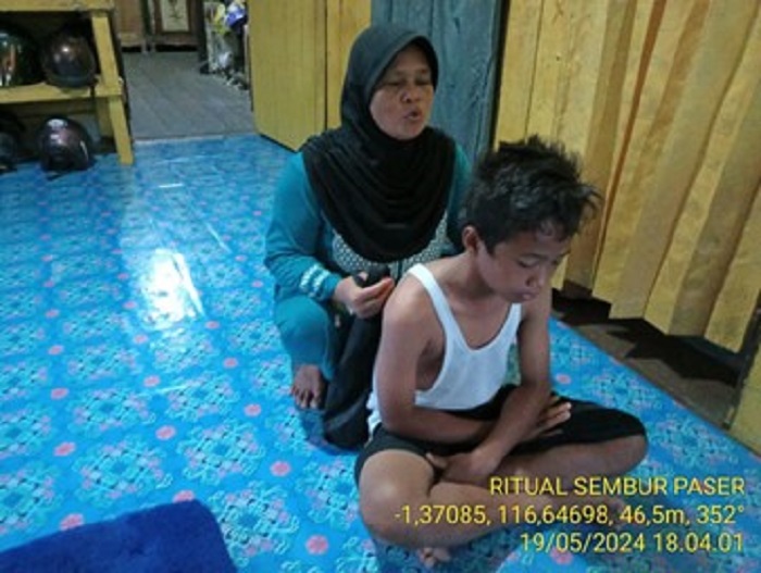 SEMBUR: Prosesi ritual penyembuhan suatu penyakit dengan cara disembur oleh etnis Paser.