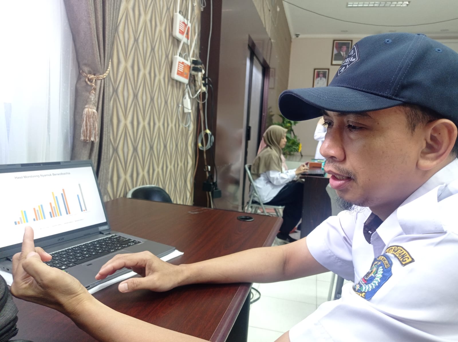 Ketua Tim Kerja Pengendalian Penyakit Menular Dinkes Bontang Nur Ilham memaparkan hasil pengambilan sampel terkait populasi Wolbachia di Kota Bontang.  (ADIEL KUNDHARA/KP)