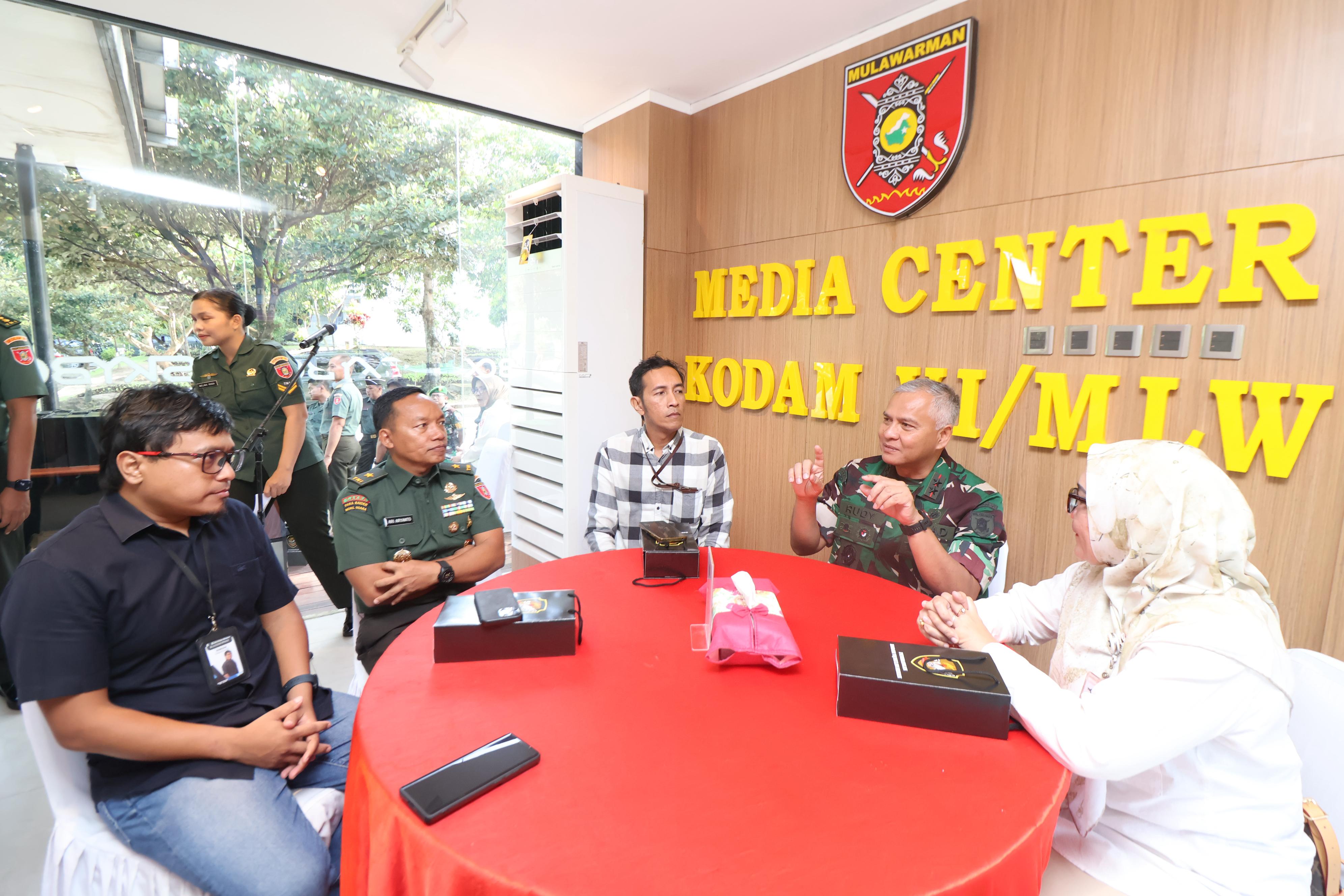 Kodam VI/Mulawarman menggelar acara coffee morning bersama para pimpinan redaksi dan awak media, bertempat di Skybox Media Center Kodam VI/Mulawarman, pada Rabu (16/4). (Anggi/KP)
