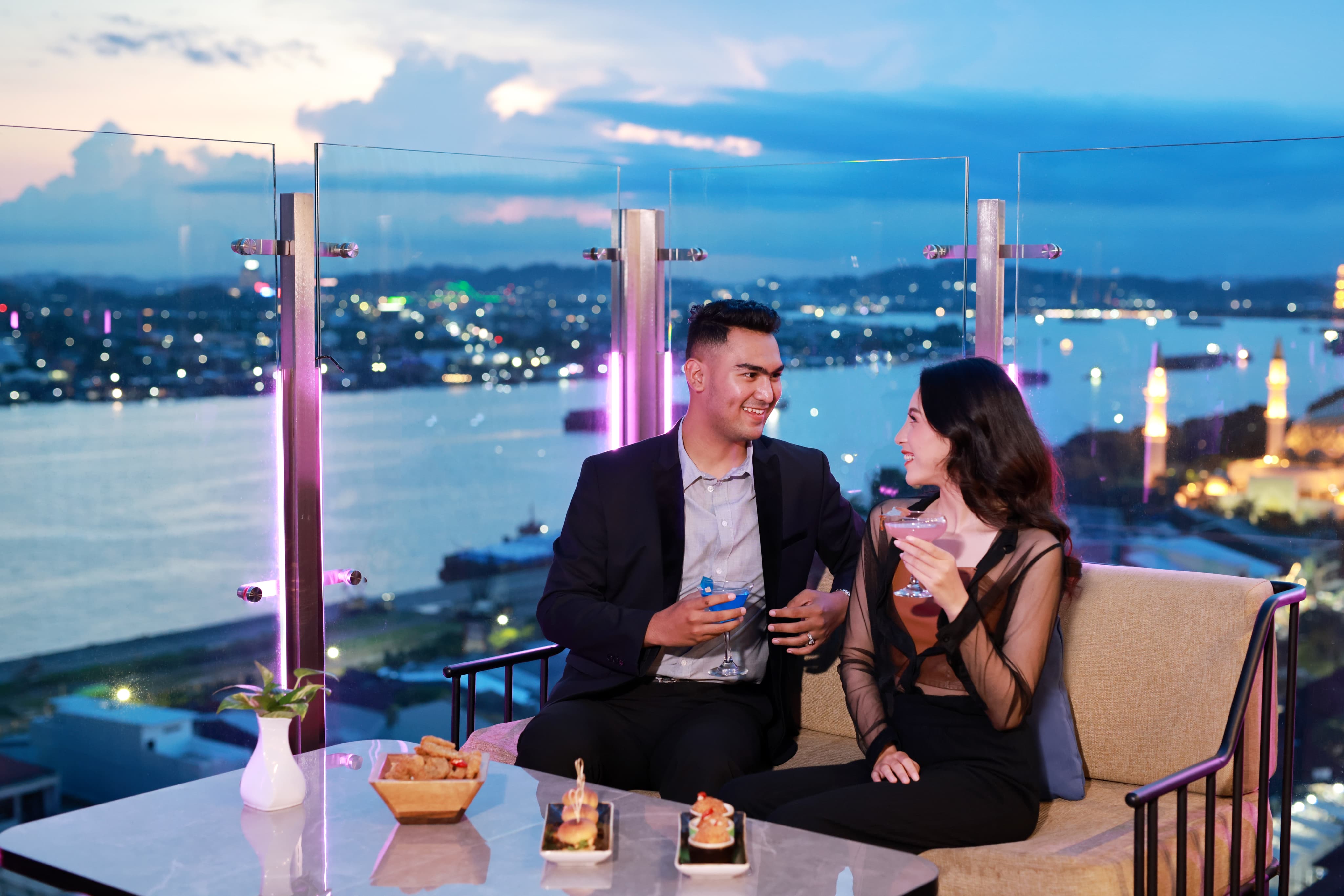 BEDA: Nikmati suasana Samarinda dari ketinggian di SkyHouse Rooftop Restaurant. Pemandangan city light dan Sungai Mahakam yang ikonik.