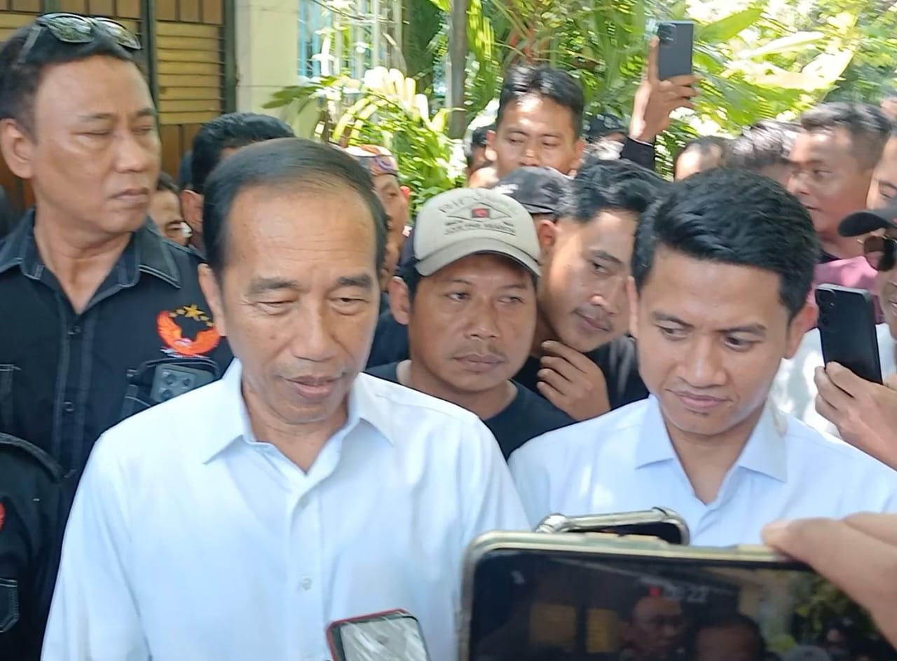 Jokowi (tengah) memberikan keterangan kepada para demonstran yang mendatangi kediamannya di Solo, Jawa Tengah, Rabu (16/4) terkait polemik keabsahan ijazah. (JAWA POS)