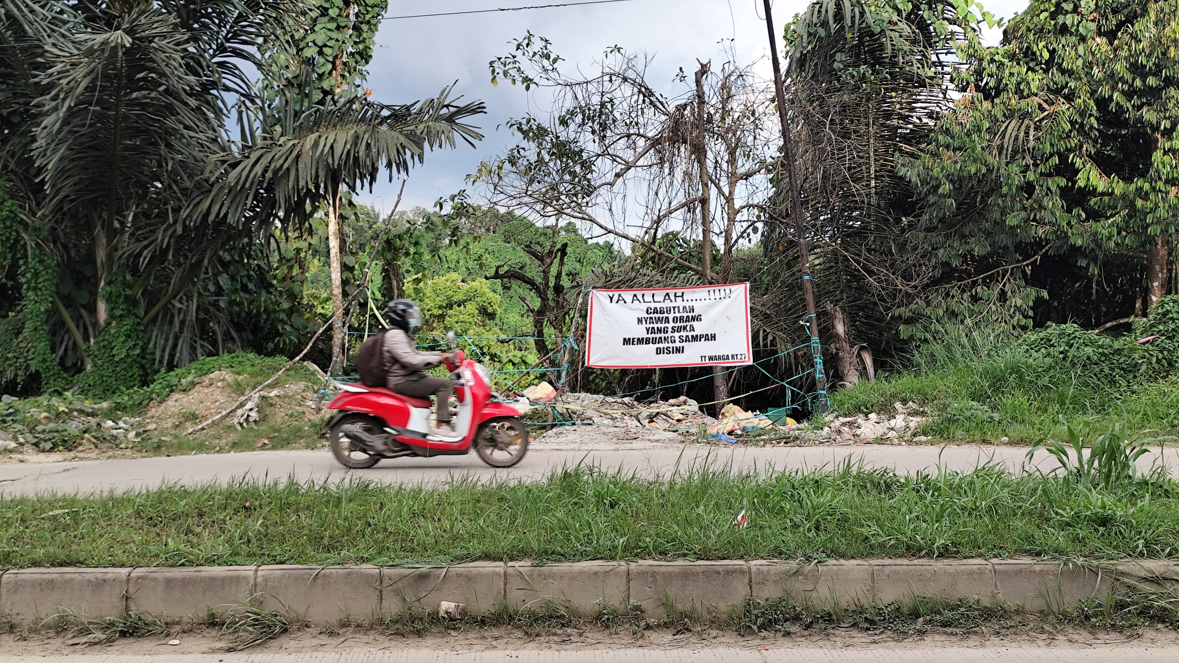 MINIM PENJAGAAN: Salah satu titik tempat sampah liar yang dipasang spanduk larangan oleh warga setempat di Jalan Nusyirwan Ismail, Kelurahan Lok Bahu, Kecamatan Sungai Kunjang, Rabu (16/4).