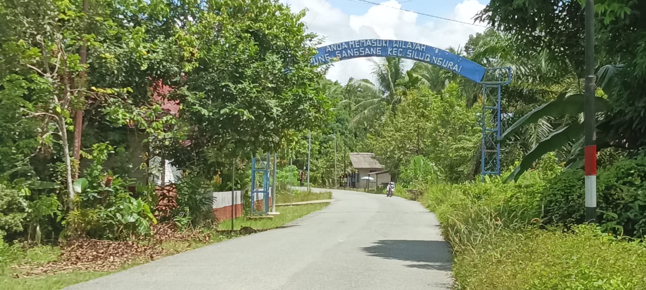 SESUAI KESEPAKATAN: Gapura batas kampung Sangsang yang dibangun tepat di depan sekolah yang masuk dalam wilayah Kampung Kaliq.