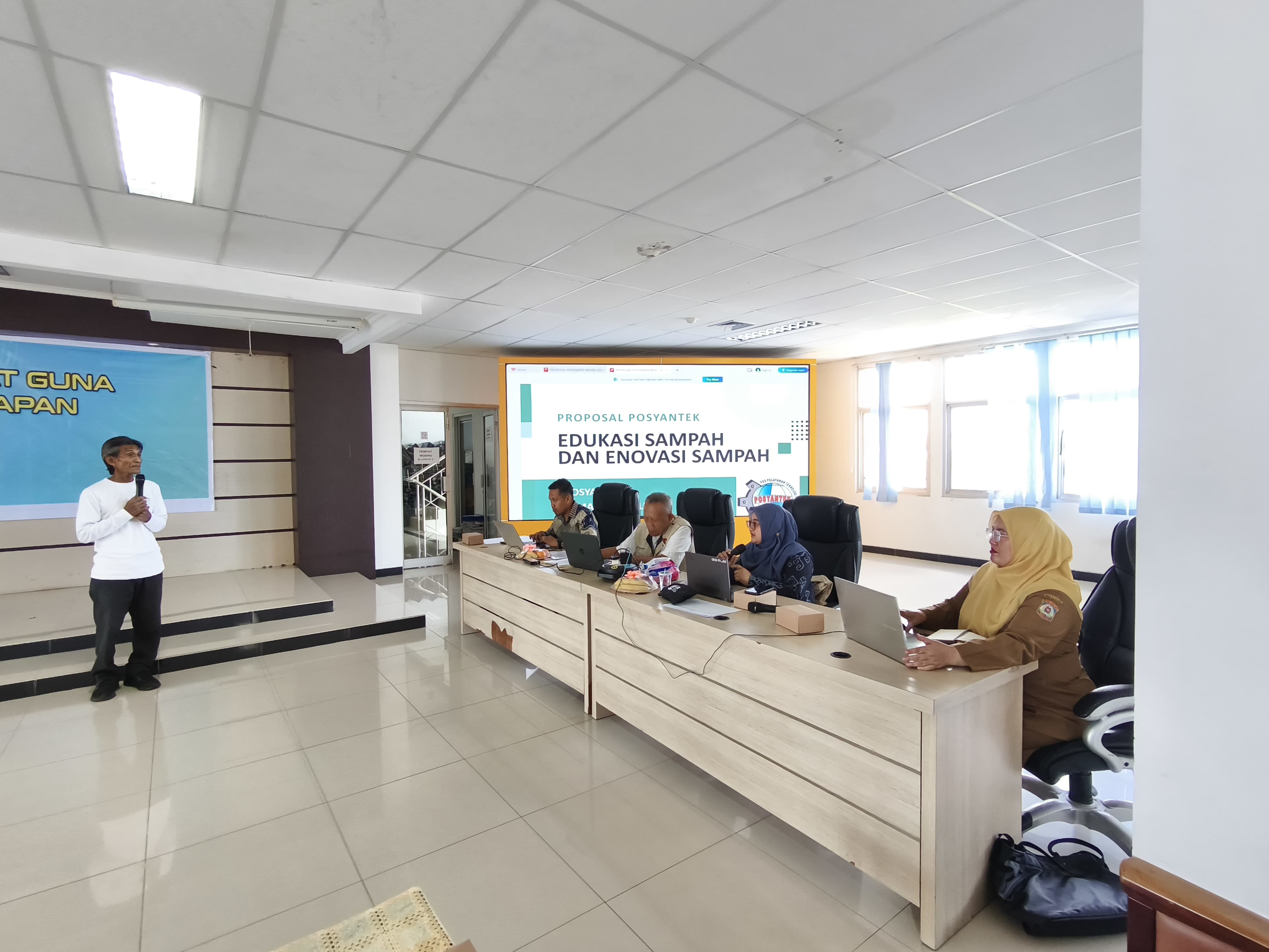 Salah satu peserta posyantek menjawab pertanyaan dewan juri dalam sesi tanya jawab.