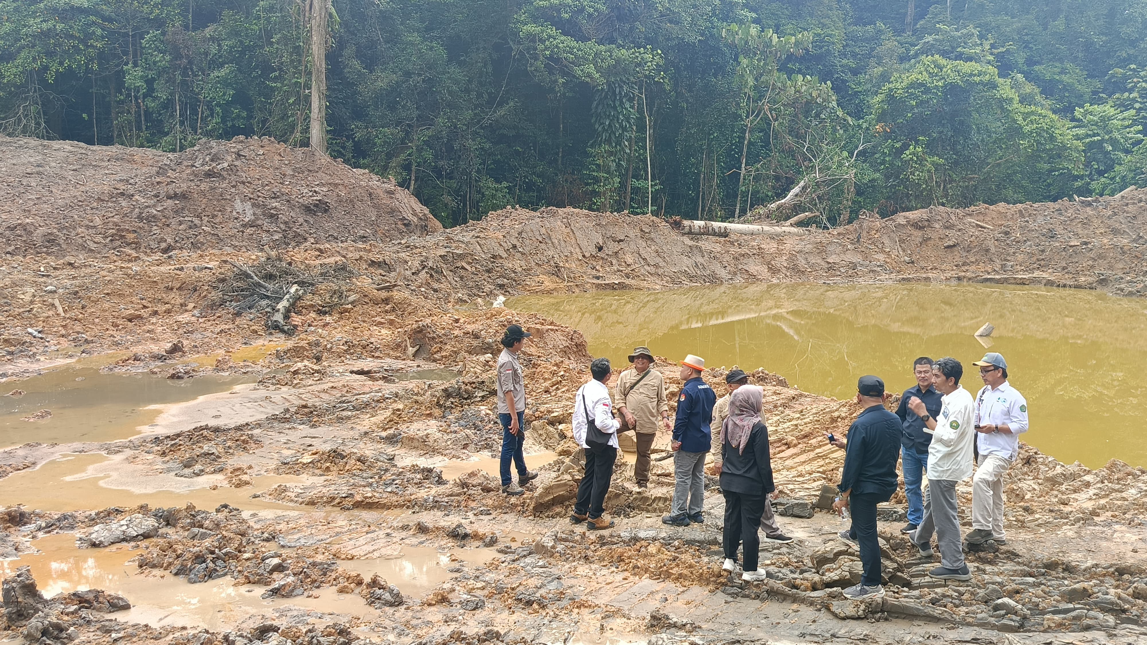 Komisi IV DPRD Kaltim saat meninjau lokasi penambangan liar di KRUS. (Bayu)