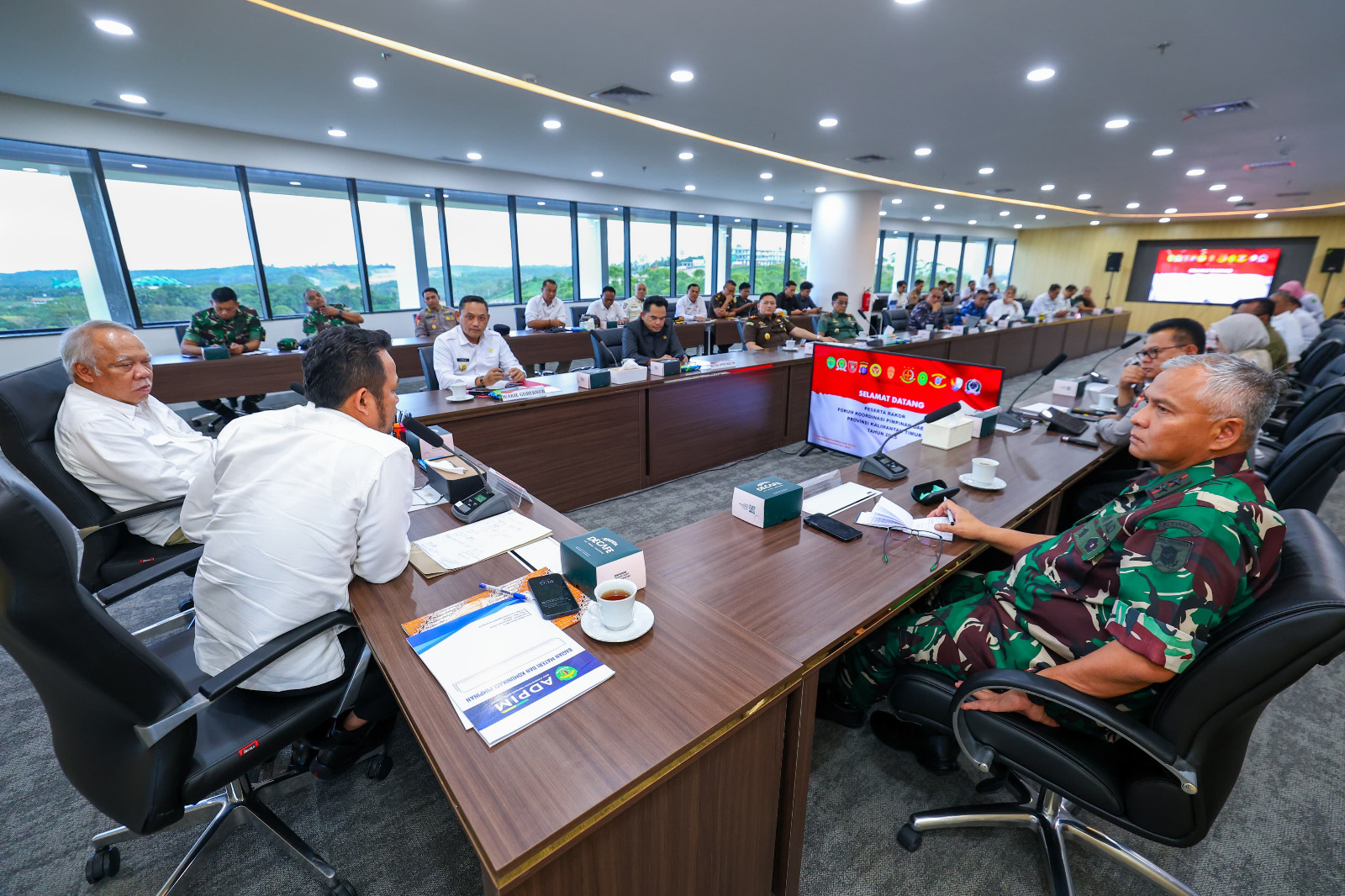 KOORDINASI: Mayjen Rudy Rachmat Nugraha (kanan) saat menghadiri Rapat FKPD Kaltim di Kantor Otorita IKN, Rabu (16/04).