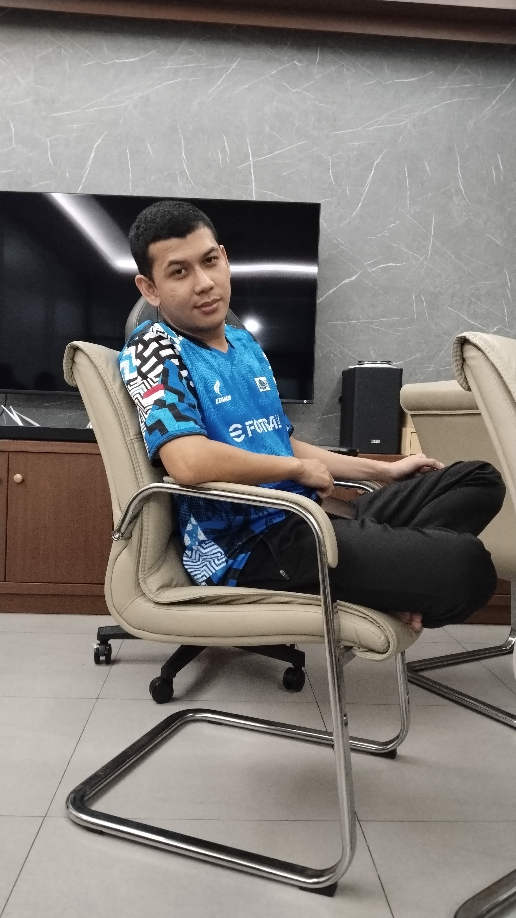 Ade Ananta Alias Karbit berhasil mengalahkan juara dunia di babak penyisihan DRX Invitation Pro eFootball.