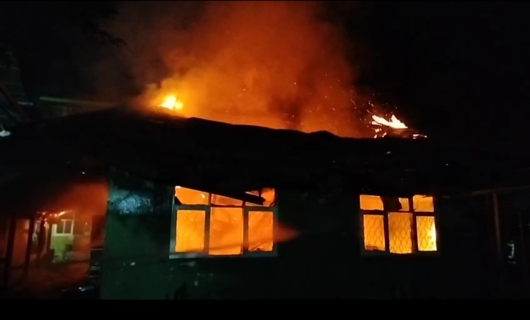 TERBAKAR: Kobaran api menghanguskan dua ruang kelas SD Patra Dharma I Balikpapan.