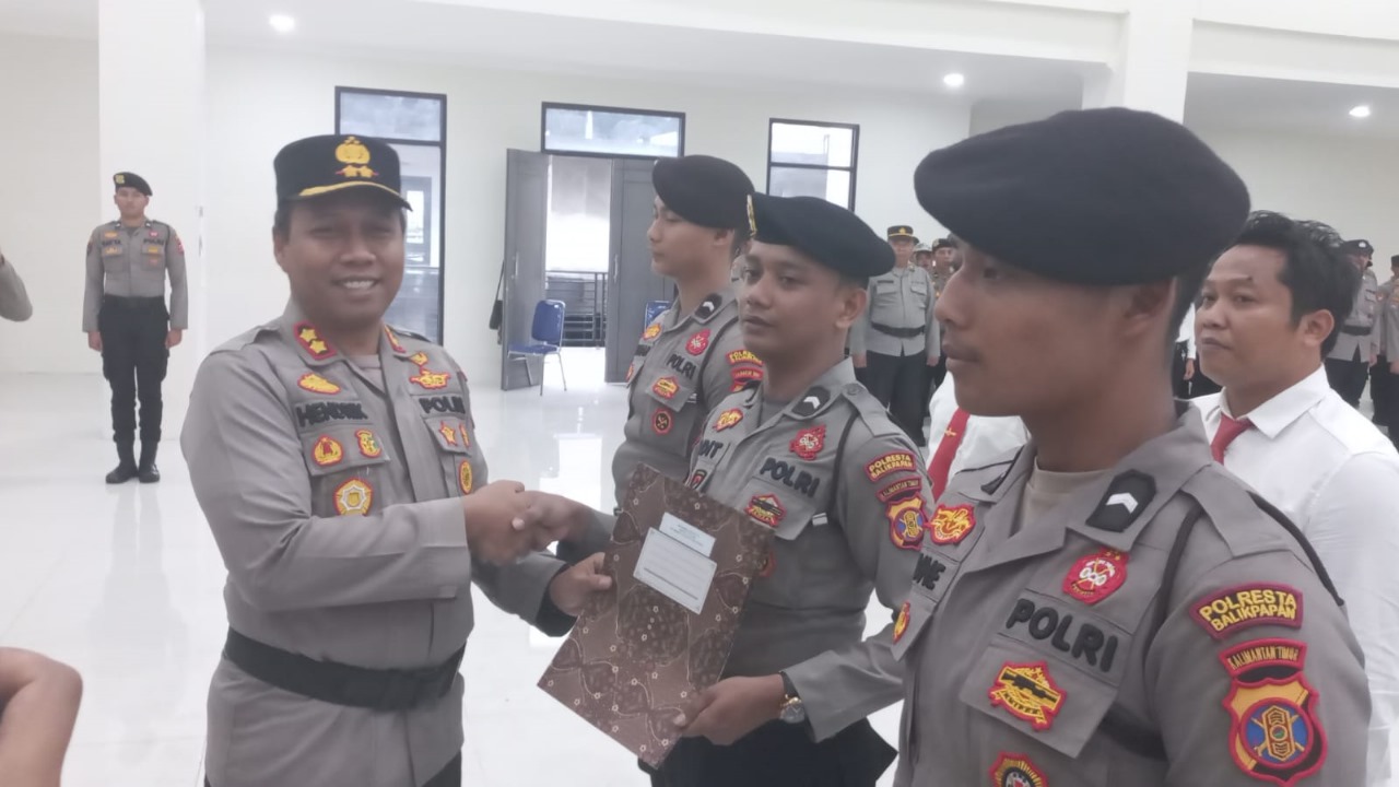 PENGHARGAAN: Wakapolresta Balikpapan menyerahkan piagam penghargaan atas dedikasi dan pengungkapan kasus kepada anggota Polri berprestasi.  &nbsp;