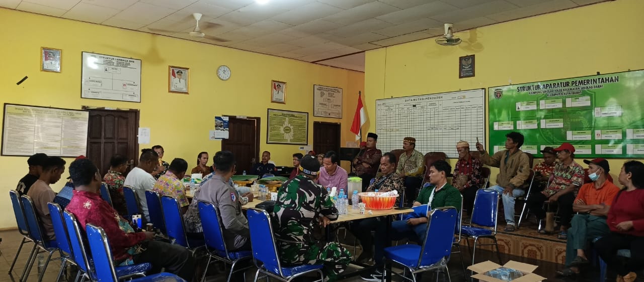 PENYELESAIAN: Suasana penyelesaian kasus yang antara perwakilan paguyuban pelaku dengan korban yang di mediasi oleh lembaga adat dan pemerintah kampung.