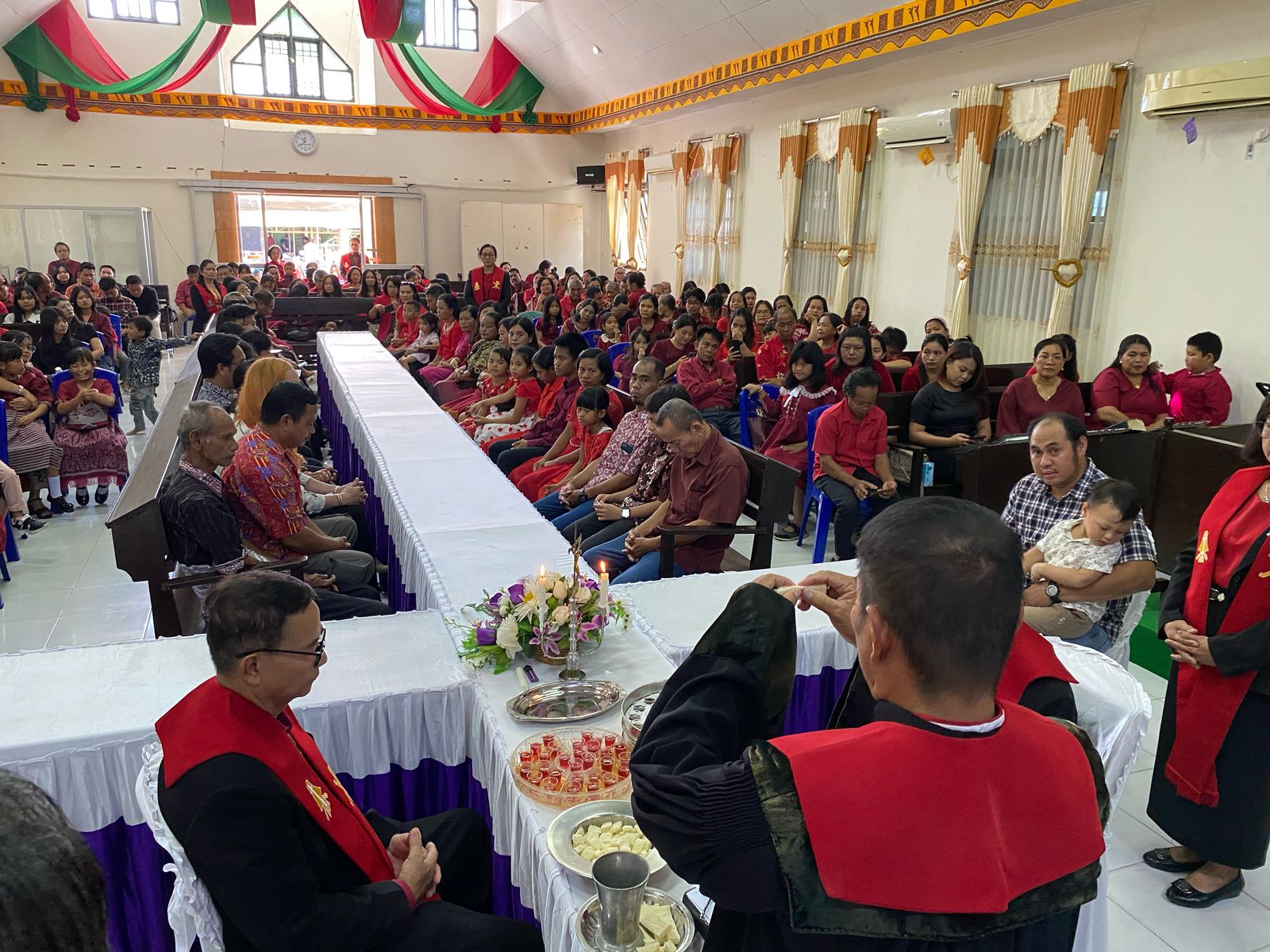 MERENUNG: Jemaat Gereja Toraja Imanuel Bontang mengikuti sakramen perjamuan kudus pada Ibadah Jumat Agung kali ini.