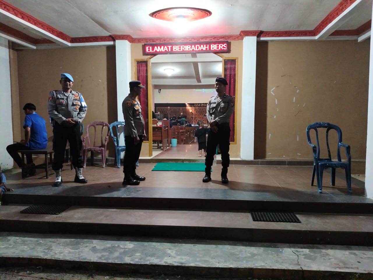 JAGA GEREJA: Personel Polsek Waru, Polres PPU menjaga gereja saat umat sedang melakukan ibadah sehingga tercipta rasa aman dan nyaman.(ist)